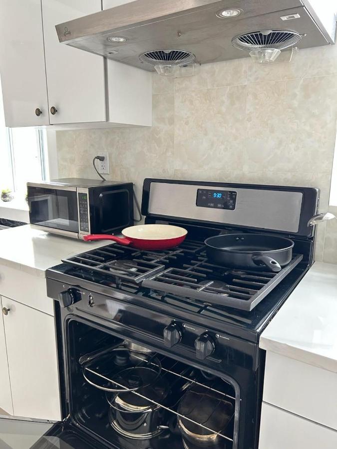 Brand New!!!with Balcony, Free Parking, 3 Minutes To Subway Appartamento
